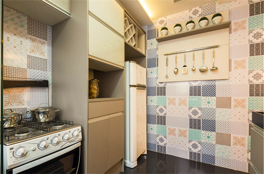 Cozinha de um apartamento da MRV com as paredes decoradas com azulejos adesivos