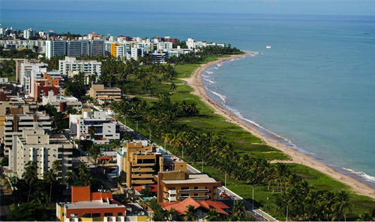 Imagem aérea da orla da Praia de Jatiúca em Cabedelo