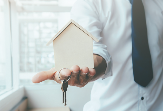 Comprador com as chaves de seu apartamento em mãos