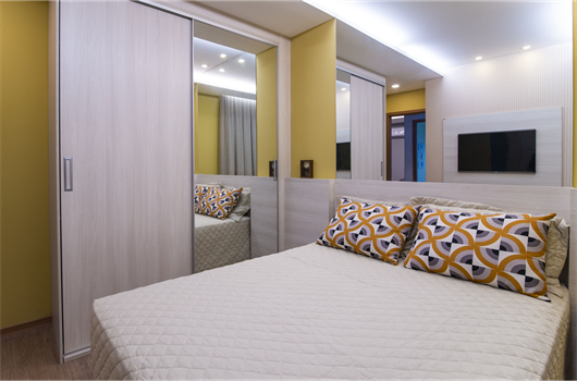 Quarto de casal em um apartamento MRV com guarda-roupa de porta de puxar
