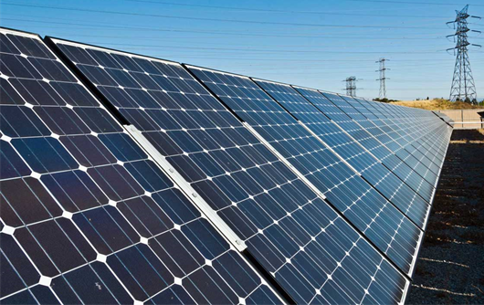 Placas de energia fotovoltaicas em uma usina solar