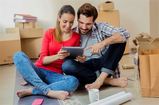 Casal financiando o apartamento na Feira Online de Imóveis