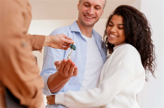 Casal recebendo as chaves de seu apartamento