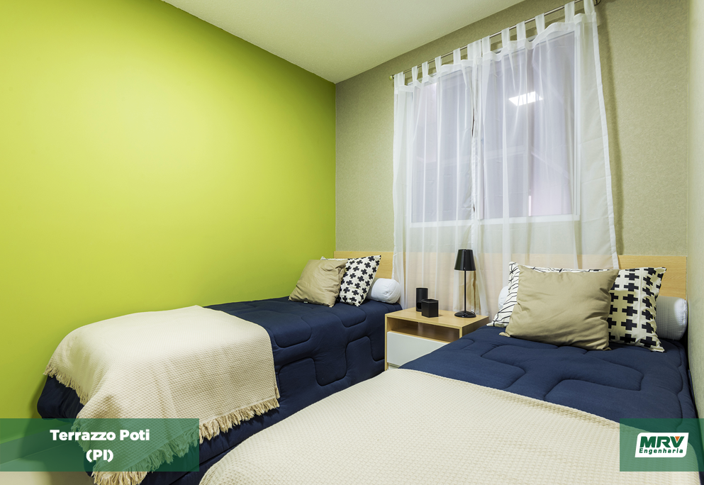 Quarto de Solteiro com duas camas de solteiro com roupa de cama azul e bege, paredes verde e cortina branca