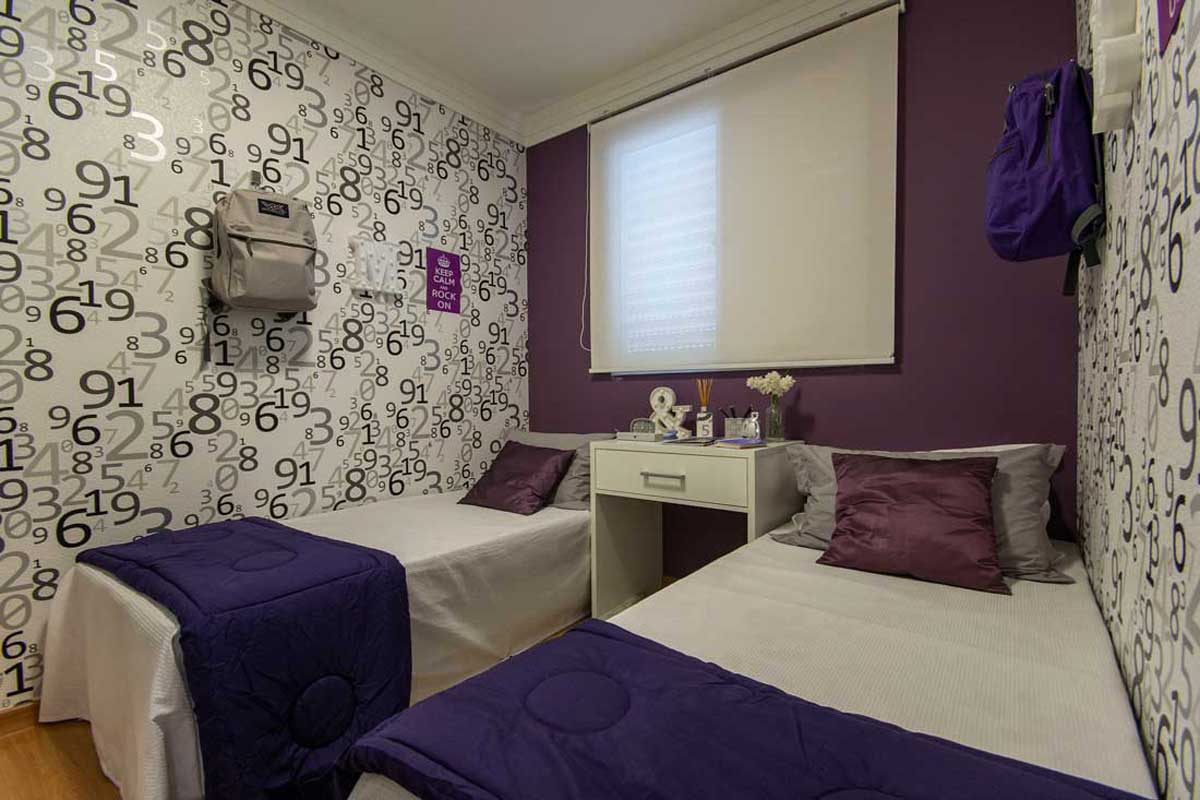 Quarto infantil com cantinho de estudos