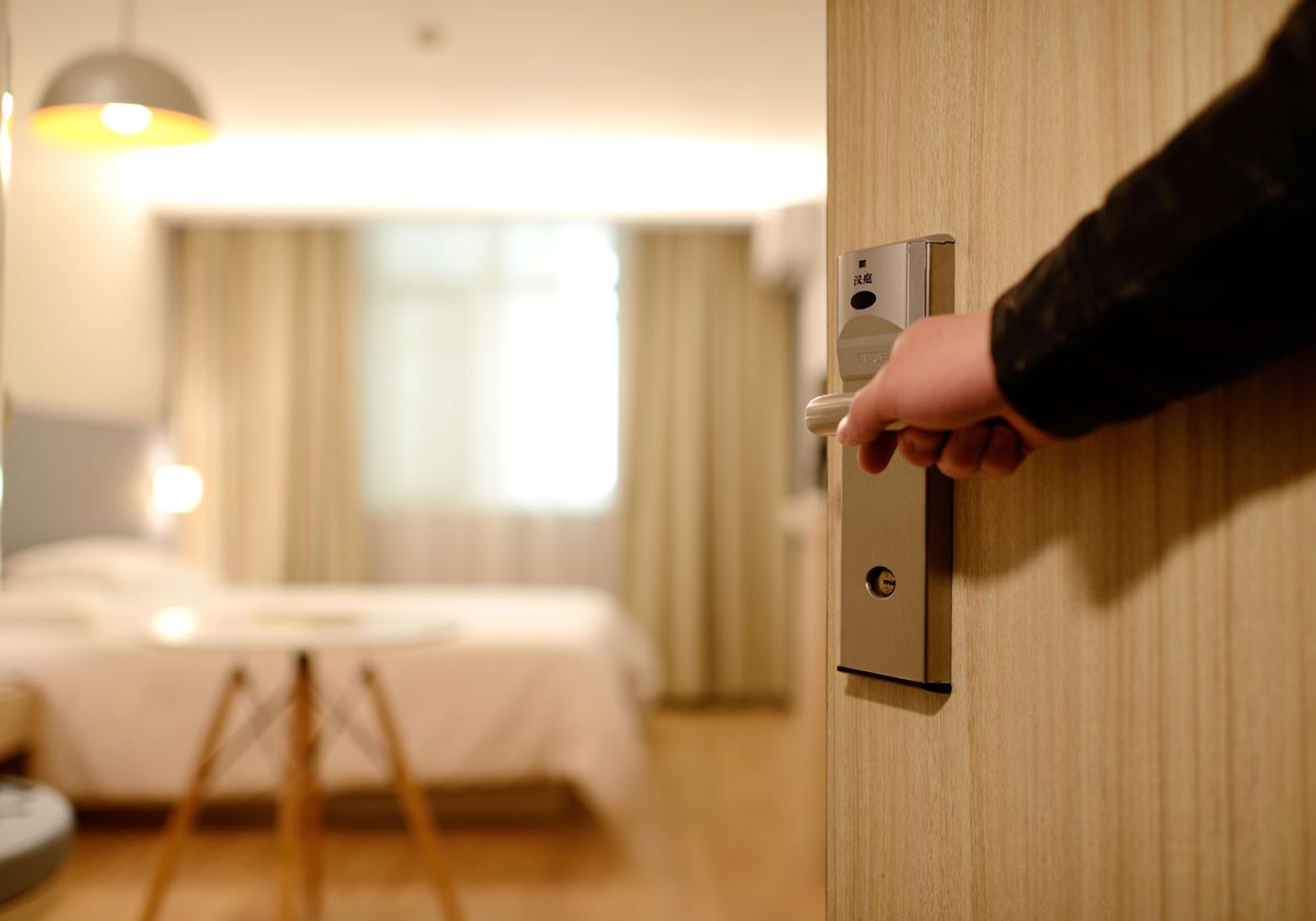 Homem abrindo a porta do seu novo apê