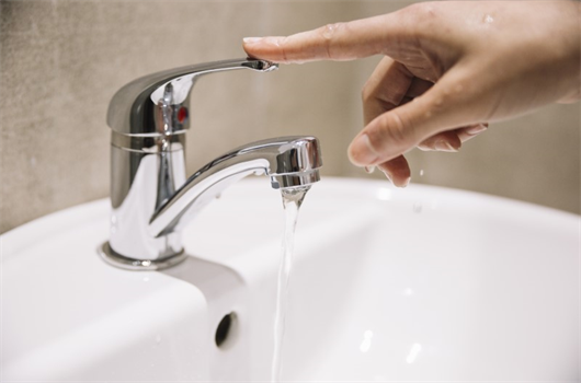 Torneira de pressão que desliga sozinha para ajudar reduzir o consumo de água em seu apartamento