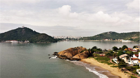 Imagem da costa litorânea de Vitória no Espírito Santo