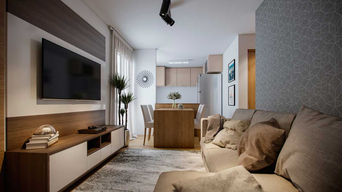 Sala com sofá, almofadas, rack, painel, televisão, mesa com quatro cadeiras, vasos e uma geladeira ao fundo.